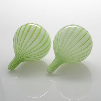 Oiva TOikka, Two glass sculptures "Onion". Signed Oiva Toikka, Nuutajärvi Notsjö 117 and 120/1000.