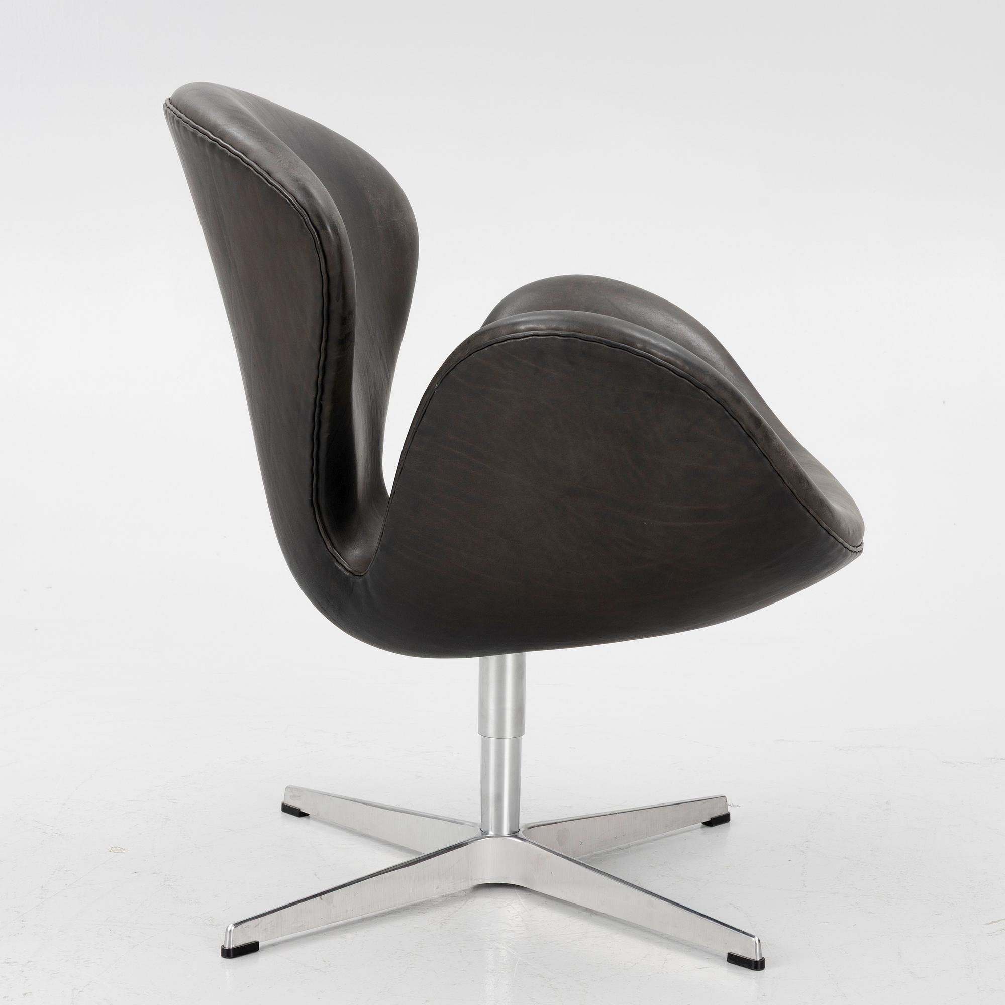 Arne Jacobsen, fåtölj, "Svanen", Fritz Hansen, 2006.