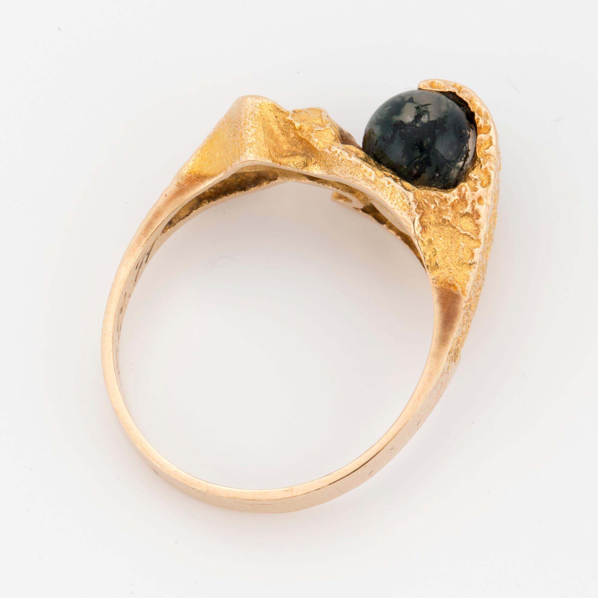 BJÖRN WECKSTRÖM, A 14K gold and moss agate ring. Lapponia 1970.