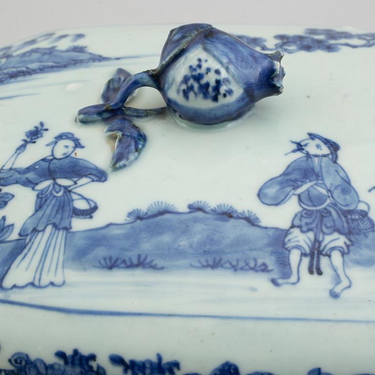 A blue and white porcelain tureen with cover, China, Qianlong (1736-95).