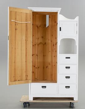 KLÄDSKÅP, jugend, 1900-talets första kvartal.