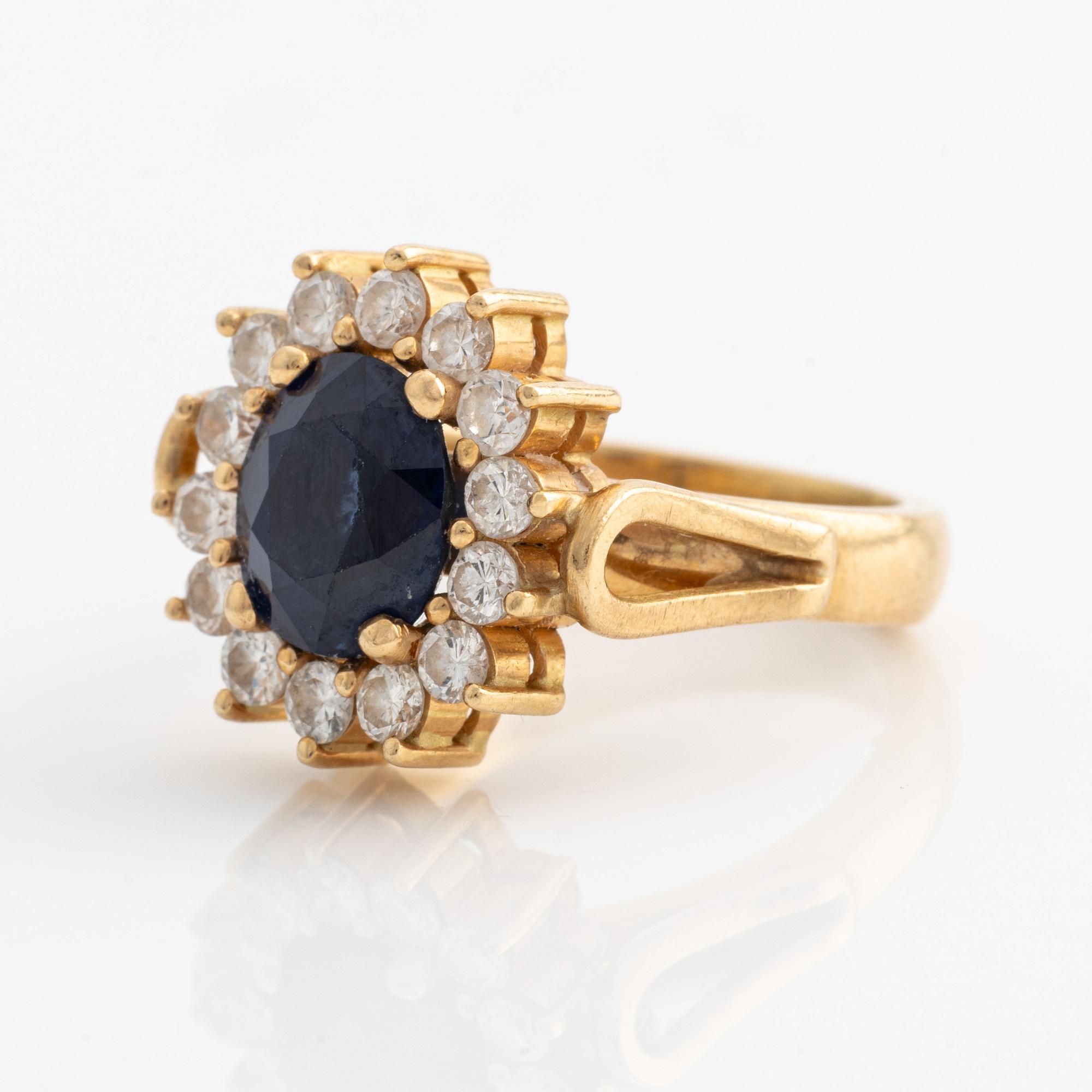 Ring 18K guld men en fasettslipad safir och runda briljantslipade diamanter.