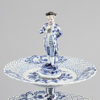 ETAGERE, SKÅL PÅ FOT samt FAT, porslin, Tyskland, 1900-talets mitt.