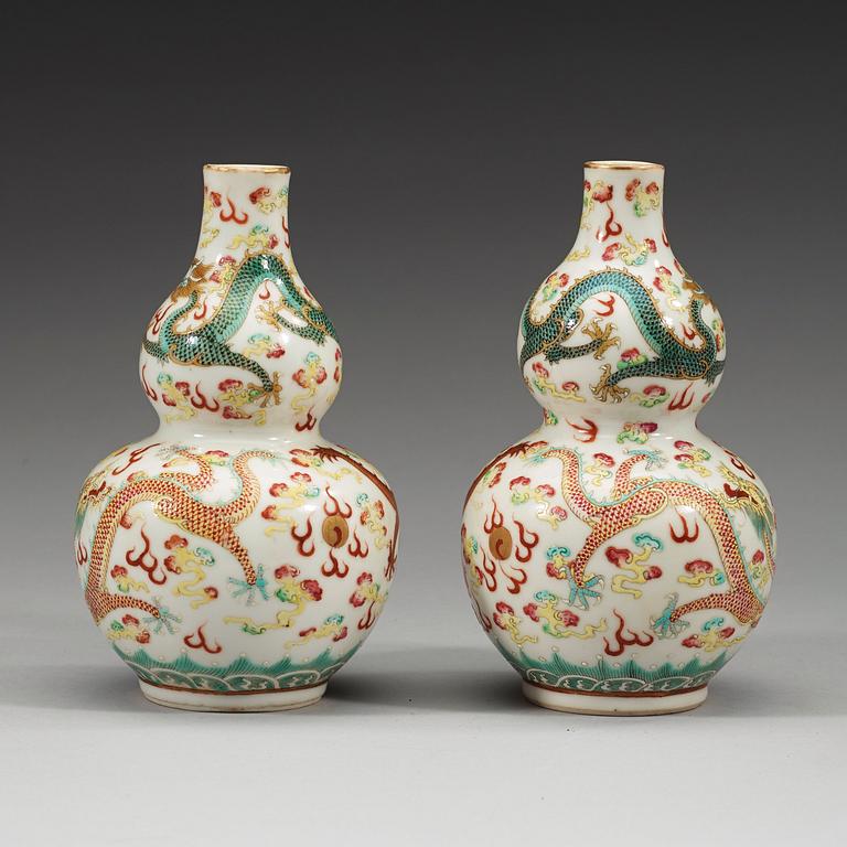 VASER, ett par, porslin. Republik (1912-49) med Guangxu respektive Qianlong sex karaktärers märke.