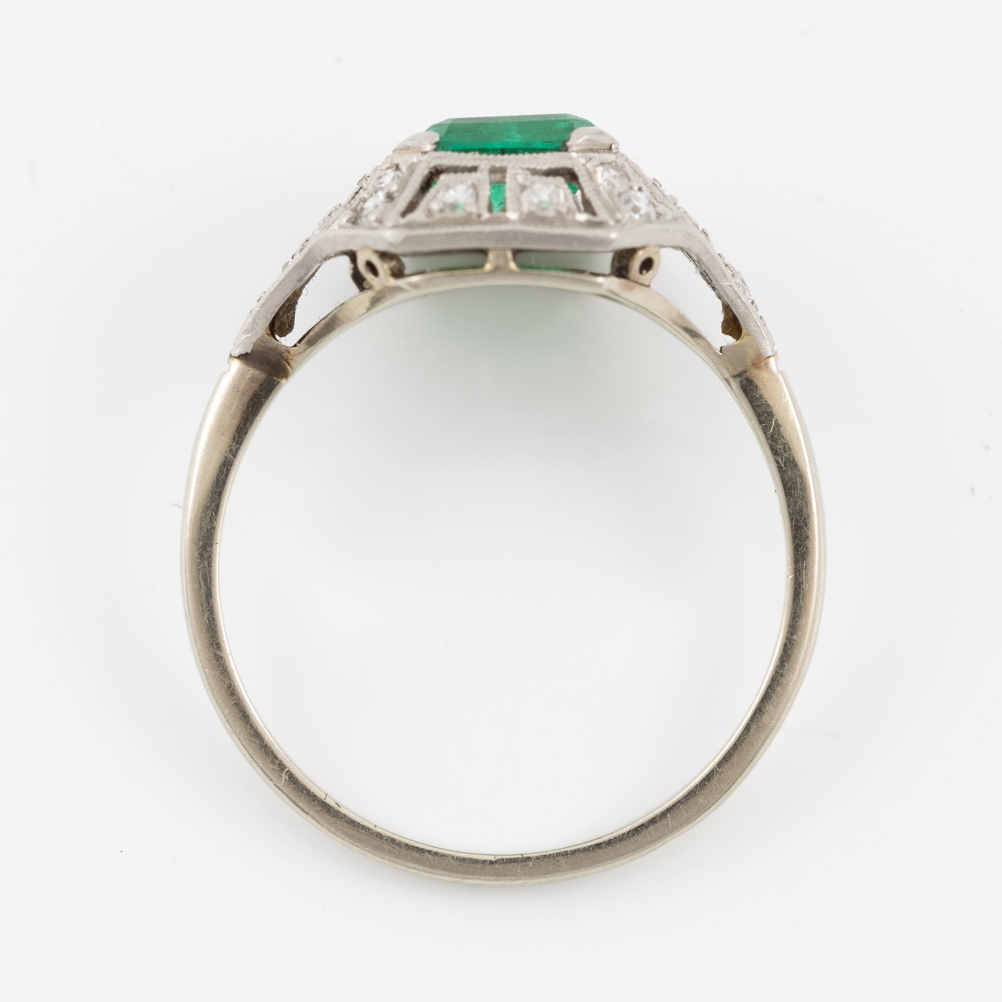Ring, platina med smaragdslipad smaragd och diamanter, art déco, ca 1920-tal.