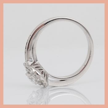 RING, 18K vitguld med briljantslipade diamanter, tot ca 0,66 ct. Total vikt ca 4,66 g.