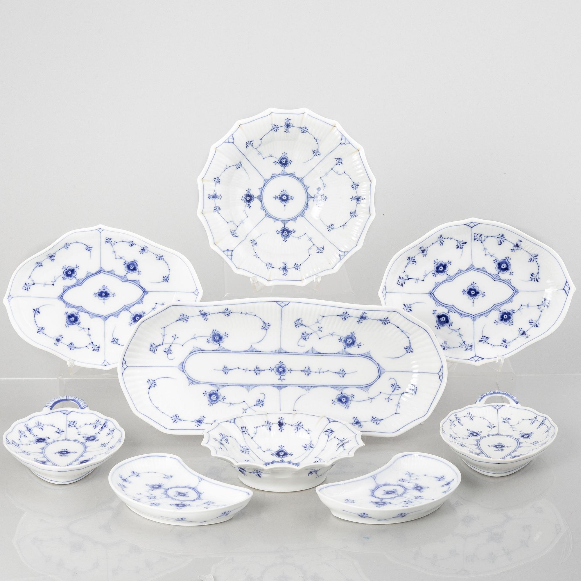 Royal copenhagen, servisdelar, 9 st, porslin, "Musselmalet" riflet, Danmark, delvis 1898-1923.