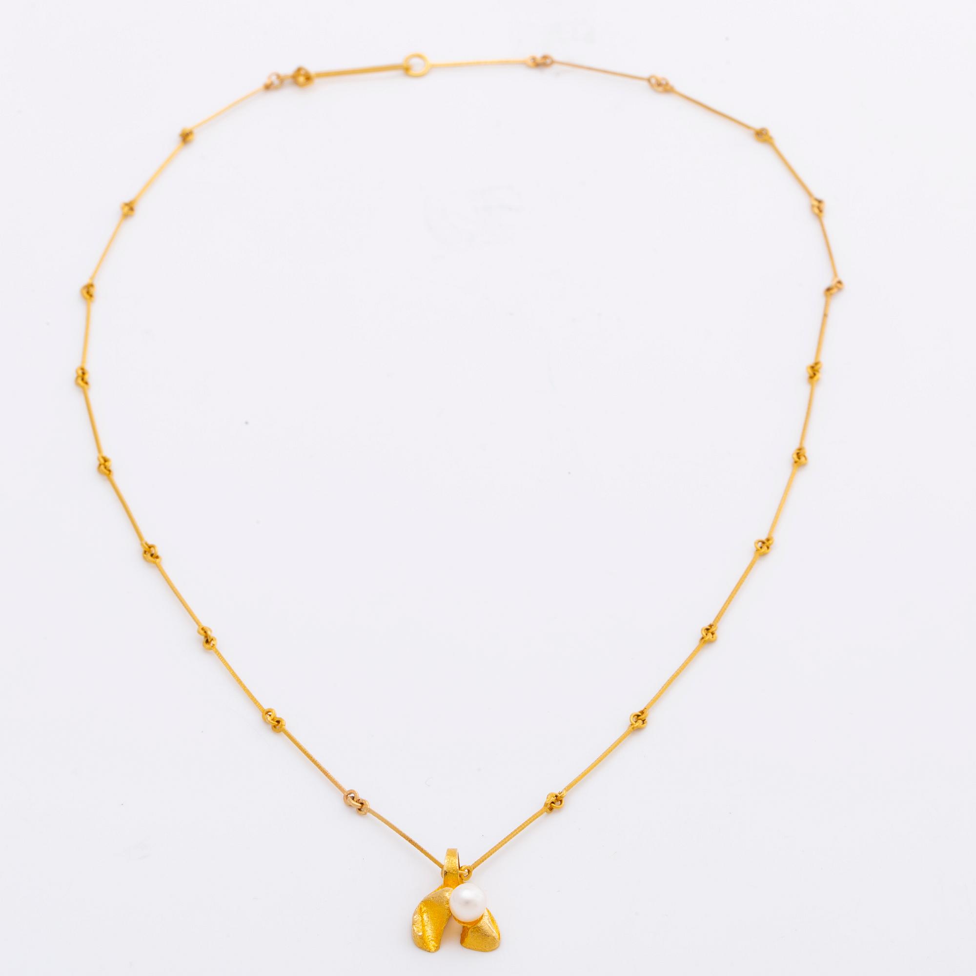 LAPPONIA pendant w chain 18k gold 1 cultured pearl approx 5 mm, length approx 45 cm.