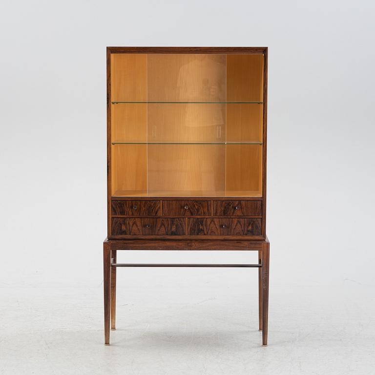 Svante Skogh, vitrinskåp, "Cortina", Seffle Möbelfabrik, formgivet omkring 1956.