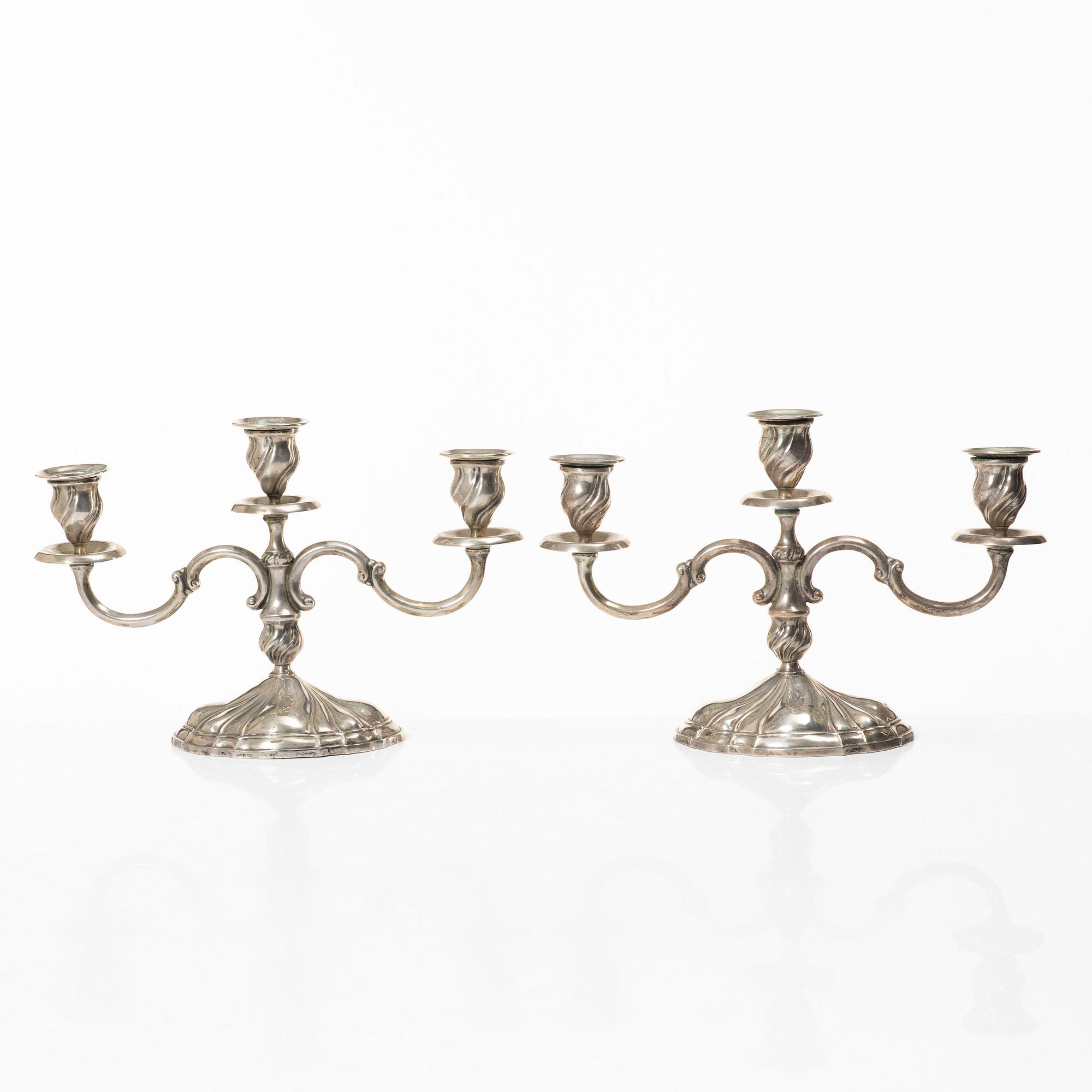 Kandelabrar, ett par, silver, rokokostil, svensk importstämpel Adolf Landoff, Göteborg 1931.