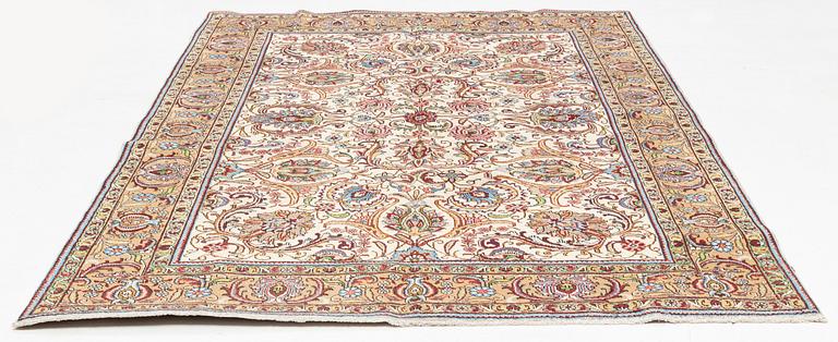 A Tabriz carpet, 309 x 205 cm.