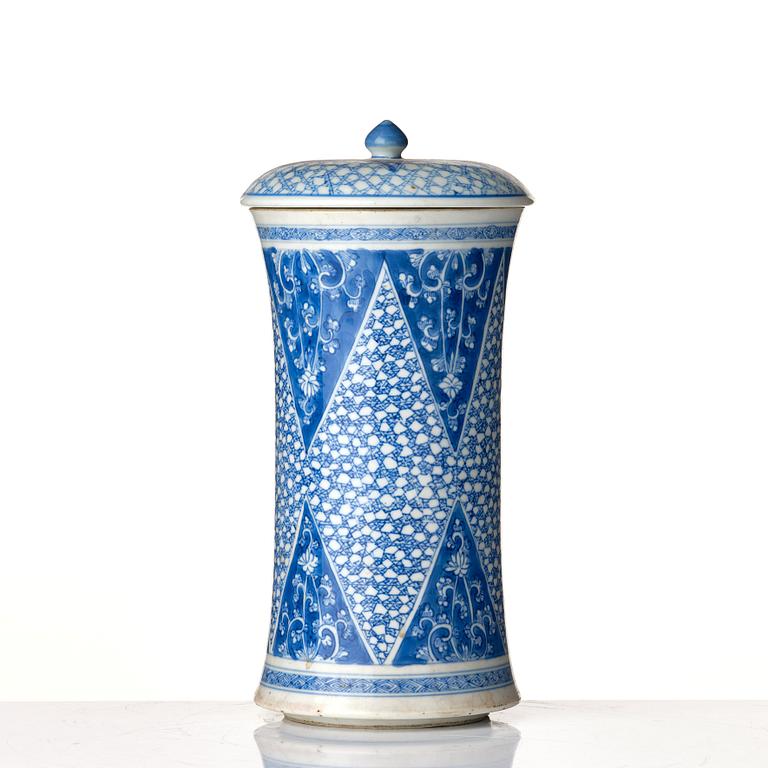 A blue and white cylindric vase with cover, Qing dynasty, Kangxi (1662-1722).