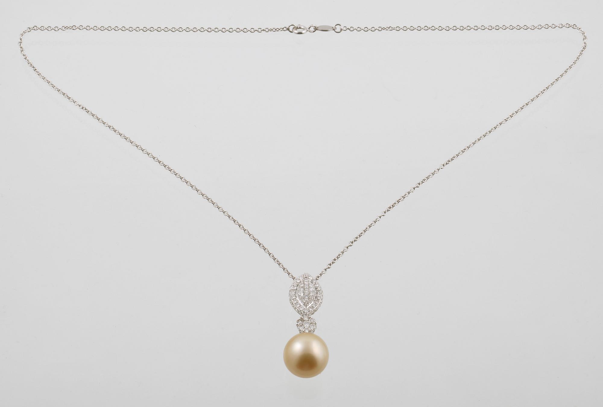 HÄNGE, 18K vitguld med odlad South Sea pärla samt briljantslipade diamanter 0.95 ct. Vikt 9,1 gram.