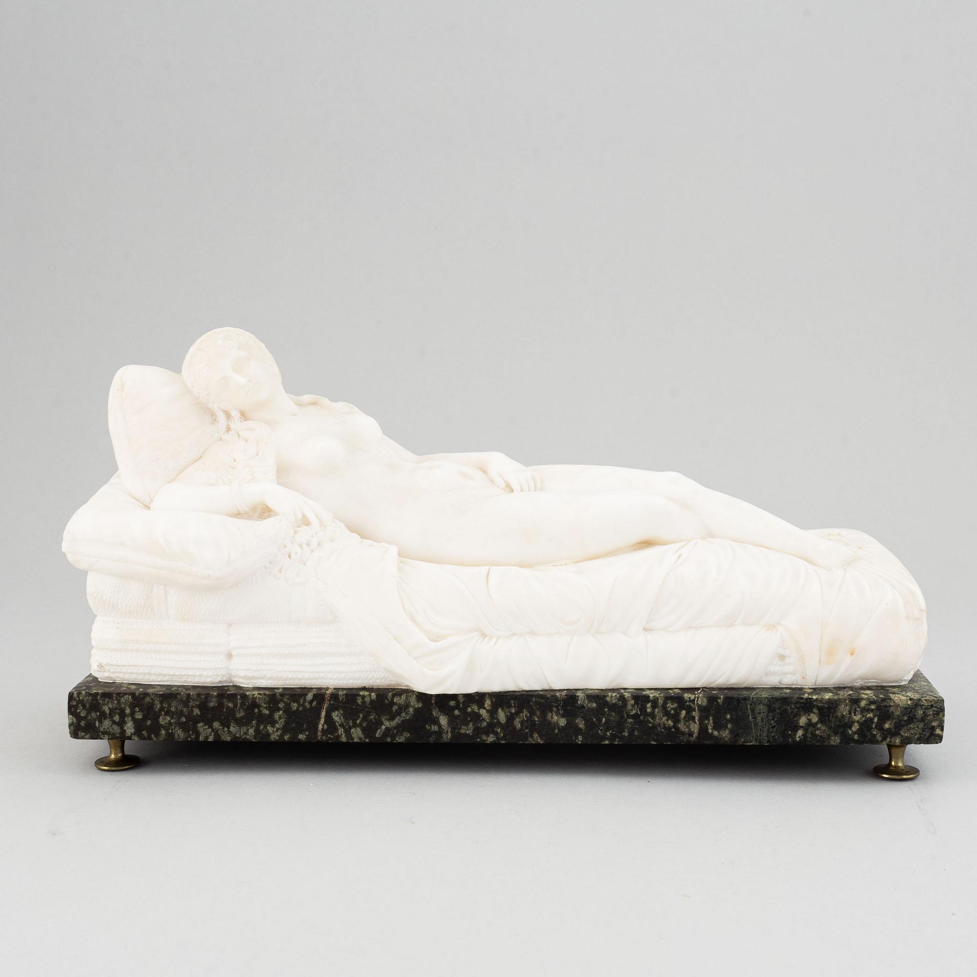 Tizian, efter. Skulptur. Osign. Alabaster. Längd 36,5 cm. Höjd 19 cm.
