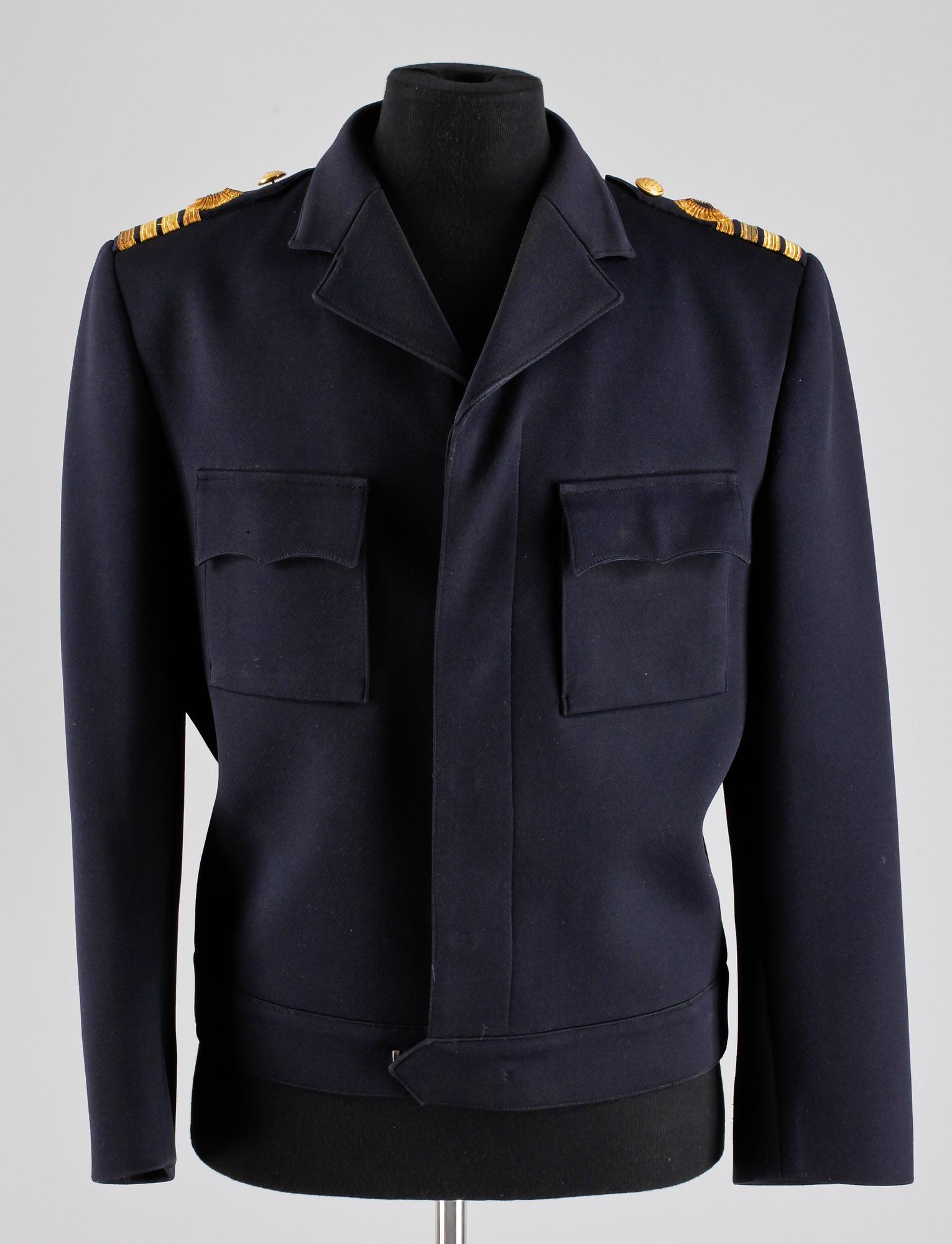 UNIFORM FÖR KOMMENDÖRSKAPTEN FÖR SVENSKA KUNGL. FLOTTAN, 12 delar, 1900-talets mitt/andrahälft.