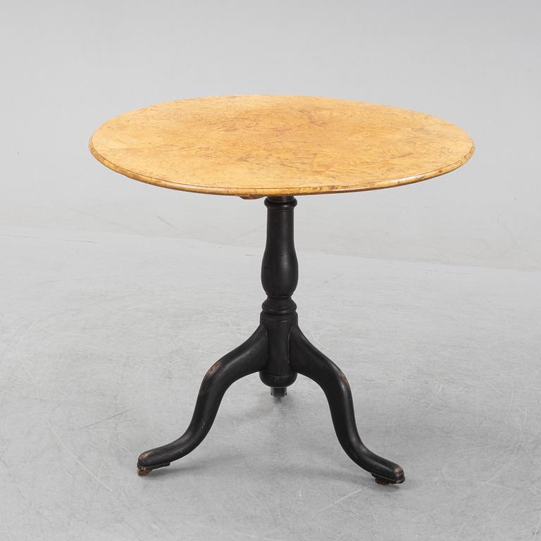 An alder veneered tilt-top table by Jacob Sjölin (Master 1767-1785, Köping and Kungsör).