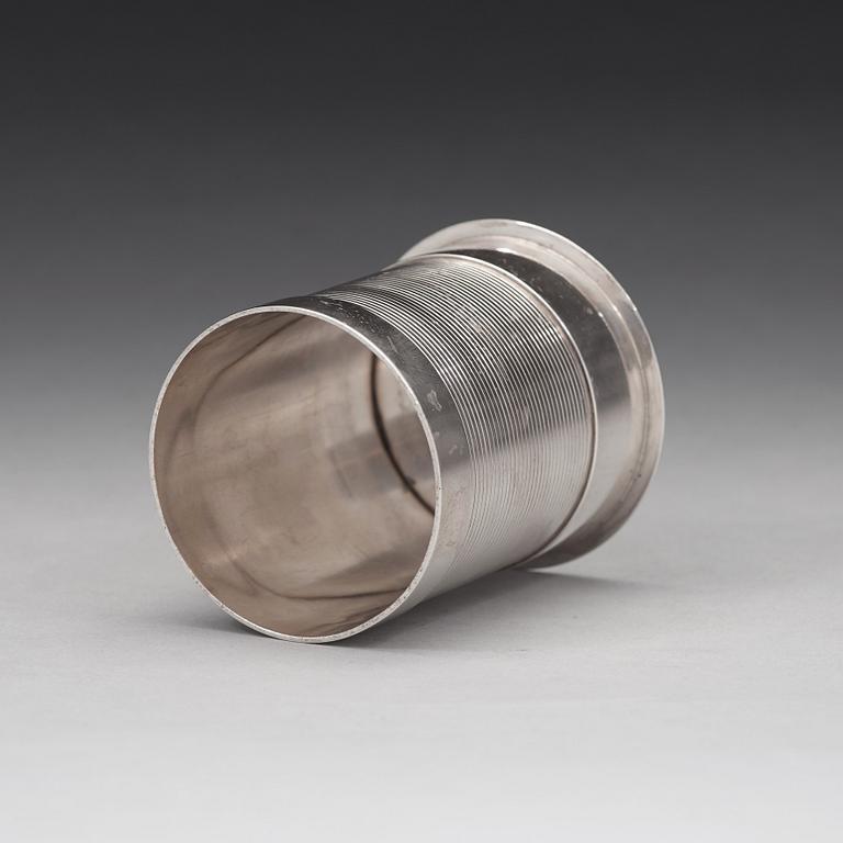 Sigvard Bernadotte, flaskhållare (för ölflaska), Firma Georg Jensen, Köpenhamn 1925-32, sterling silver,