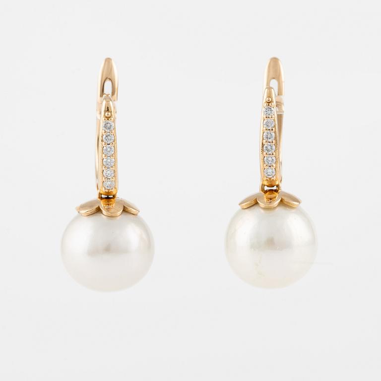 Ett par örhängen 18K guld med odlade sötvattenpärlor och runda briljantslipade diamanter.