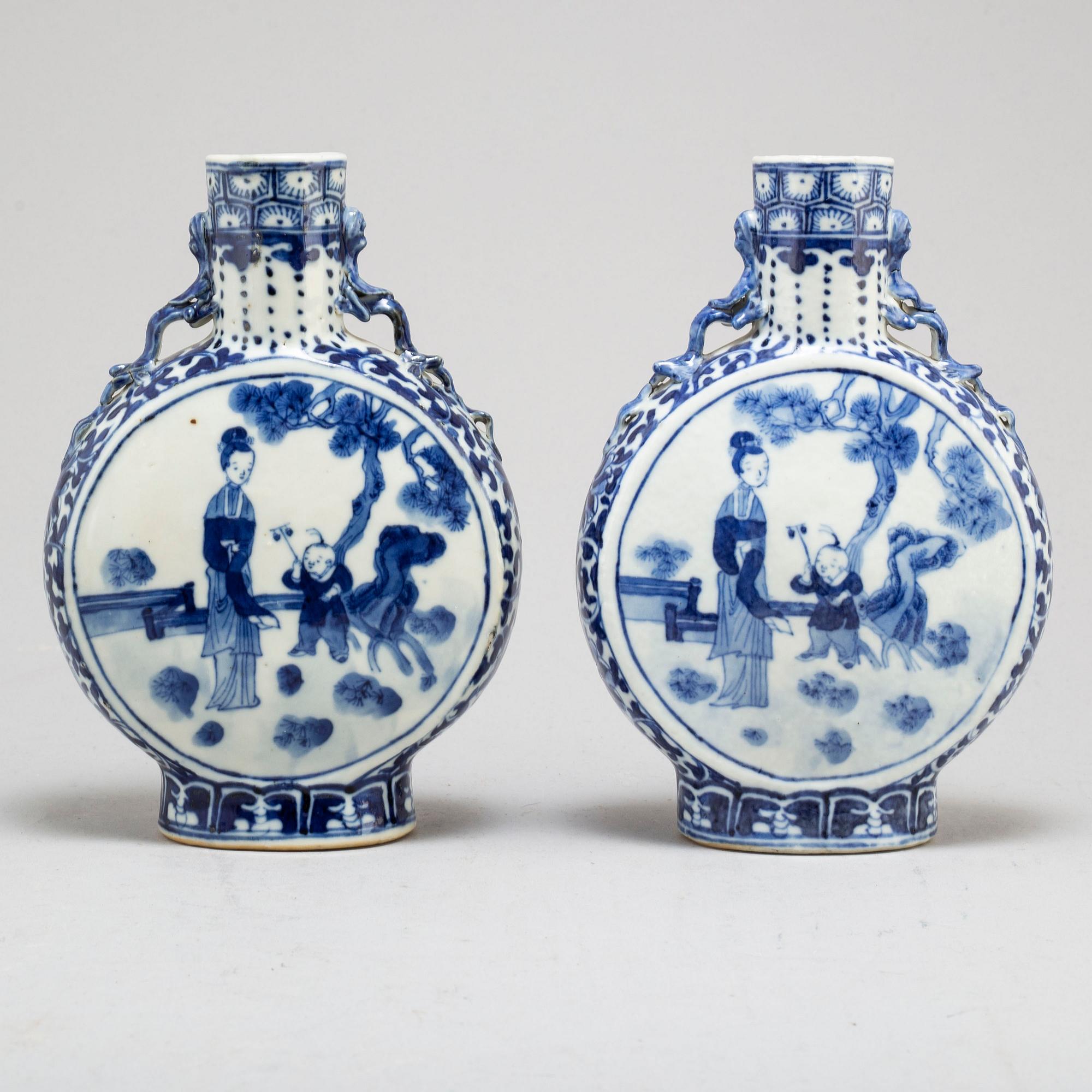 Two blue and white porcelain moon flask, Qing dynasty, Guangxu (1875-1908).