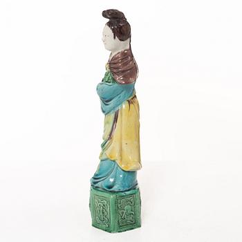 A Chinese porcelain figure of an elegant lady, 20th century.