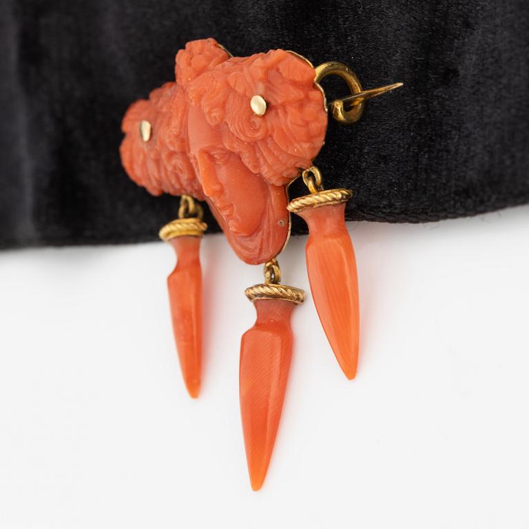 Brooch coral with gilded metal.