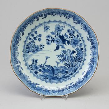 A blue and white export porcelain dish, Qing dynasty, Qianlong (1736-95).