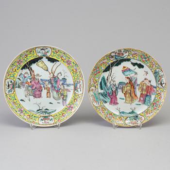 A pair of Chinese famille rose porcelain dishes, circa 1900.