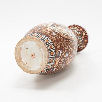 A porcelain urn, Japan, 20th century.