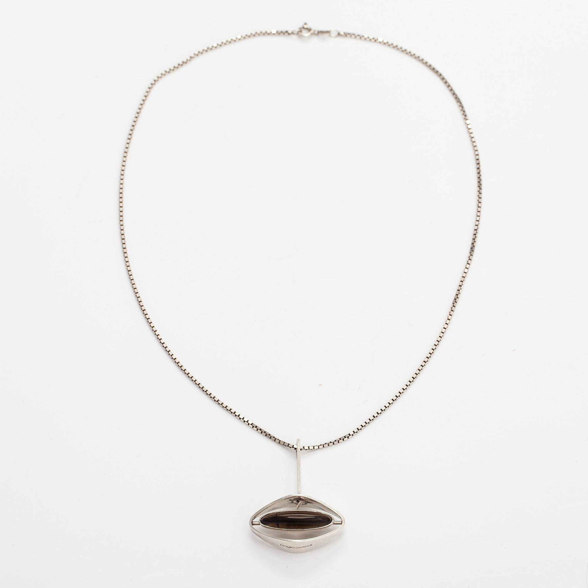 Elis Kauppi, A silver necklace with a tiger's eye. Kuoittaan kultaa, Turku 1961.