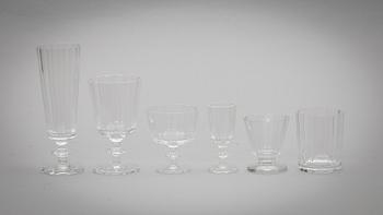 GLASSERVIS, 66 delar, glas, "Karlberg", Kosta. 1900-talets första hälft.