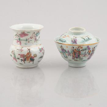 Vaser, tre stycken, tekanna och kopp med lock, porslin, Kina, Qingdynastin, 1800-/1900-tal.