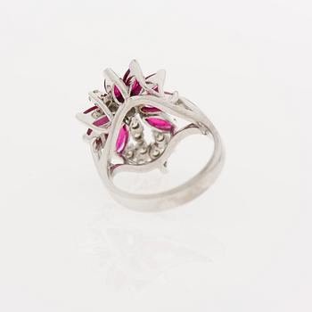 RING, 14K vitguld, rubiner ca 1,36 och diamanter totalt ca 0,58 ct. Erkki Nupponen, Helsingfors.