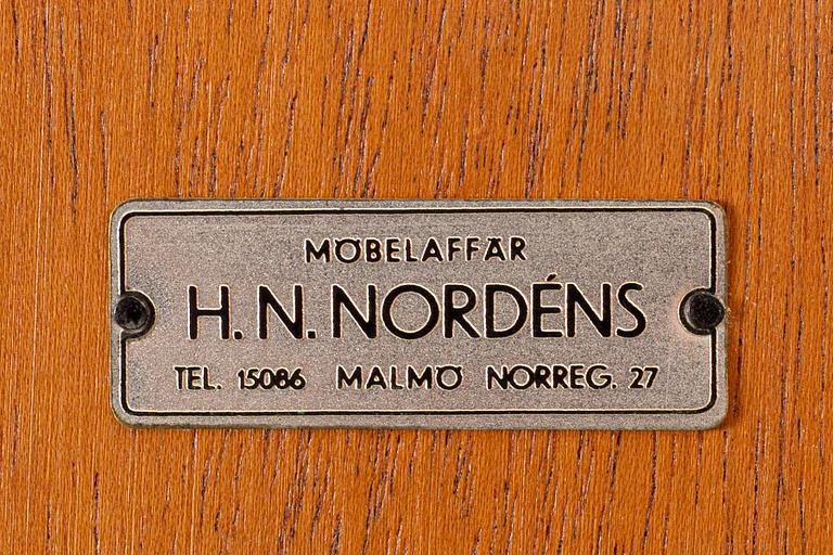 A SWEDISH MID 20TH CENTURY SIDEBOARD, H M Nordéns Möbelaffär.