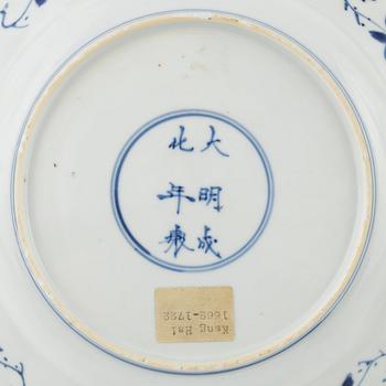 A pair of blue and white plates, Kangxi (1662-1722).