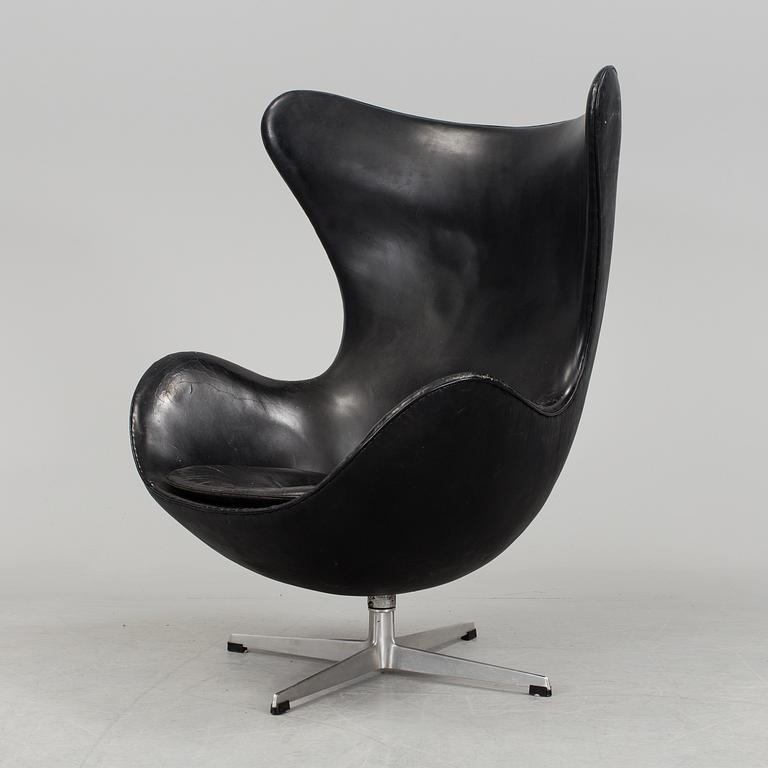 A Danish Arne Jacobsen "Ägget" armchair for Fritz Hansen.