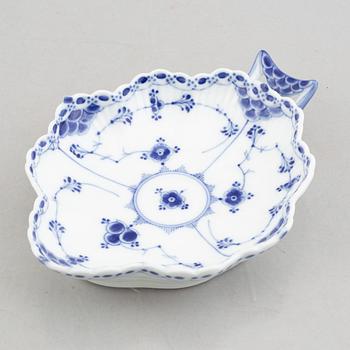 A 'Blue Fluted Half Lace' porcelain dish with handle, Royal Copenhagen, model 550, 1898-1923.