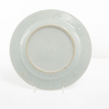 Tallrikar, tre stycken, porslin. Qingdynastin, 1700-tal.