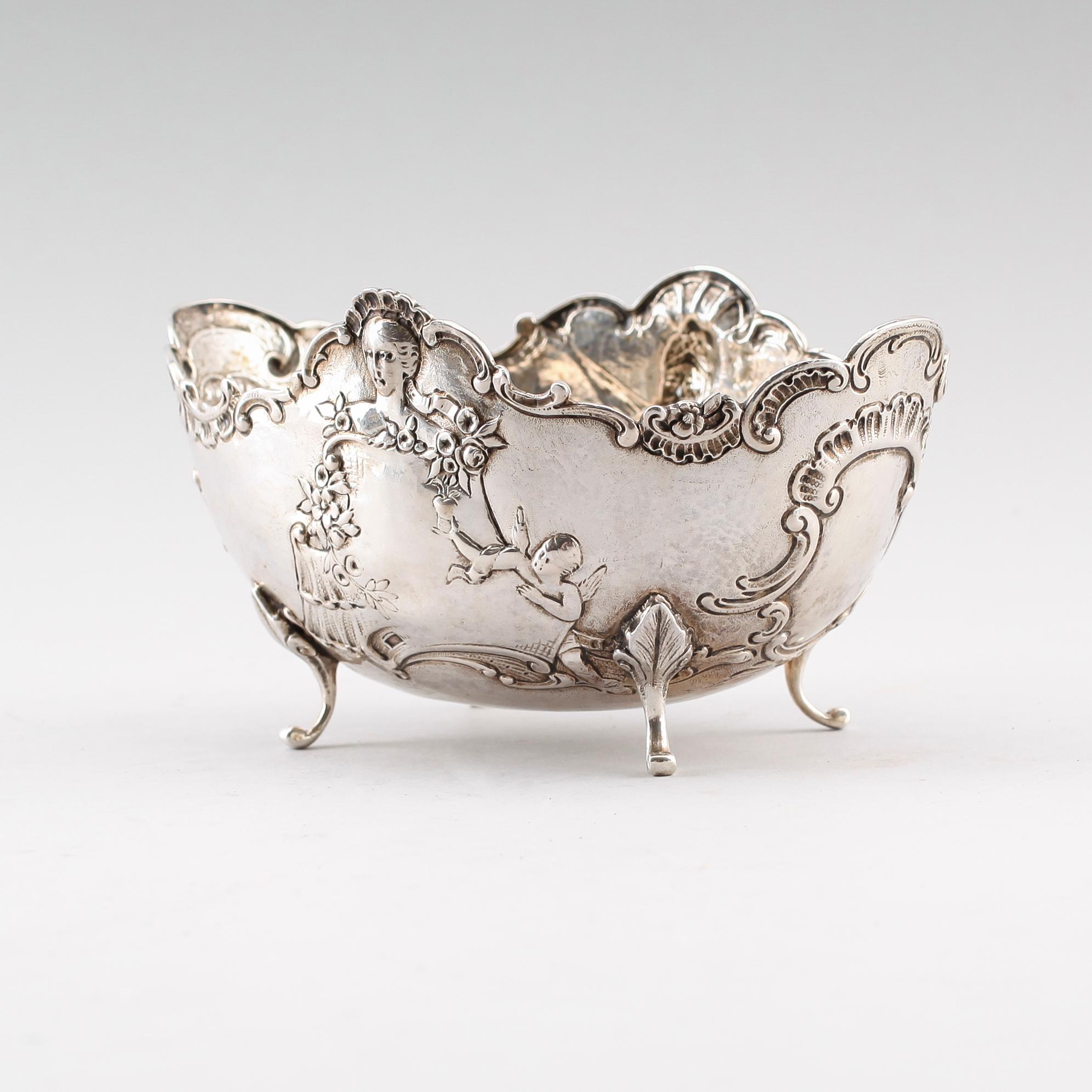 SKÅL, silver, möjligen Holland, omkring år 1900. Vikt ca 169 g.