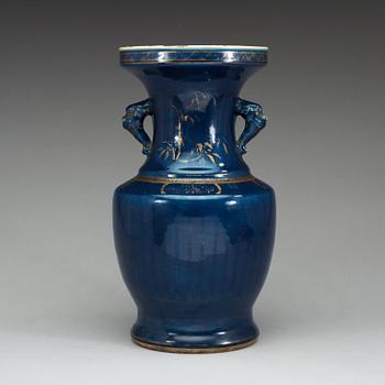 A powder blue vase, Qing dynasty, 19th Century.