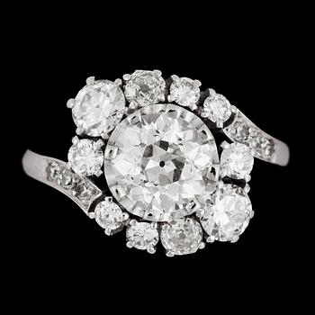 1046. An antique- and brilliant cut diamond ring, tot. app. 1.50 cts, centerstone app. 1.20 cts.