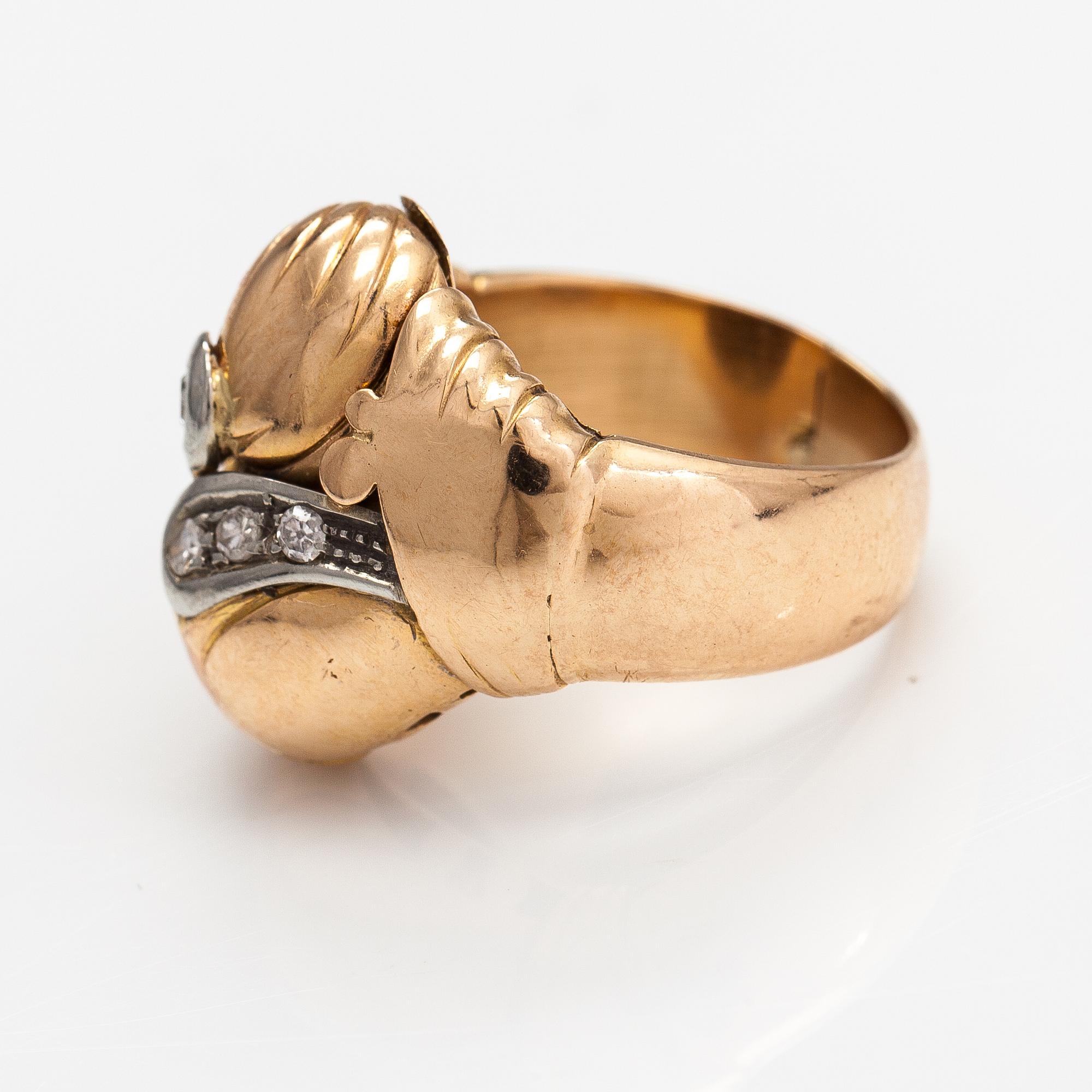 A 14K gold ring with diamonds ca. 0.12 ct in total.