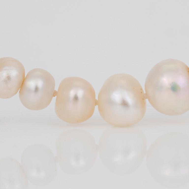 A probably natural saltwater pearl necklace.