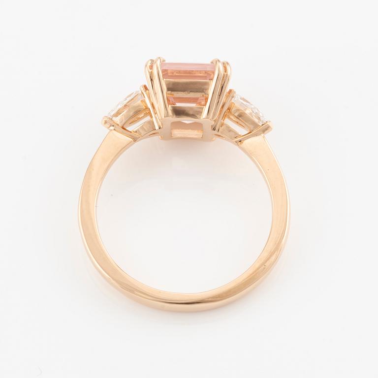 Ring in 18K gold with a faceted morganite and round brilliant-cut diamonds.