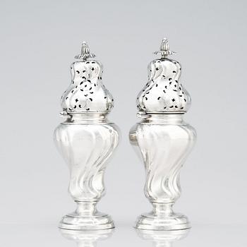 Samuel Zettersteen, kryddbössor, silver, ett par, Lidköping 1774. Rokoko.