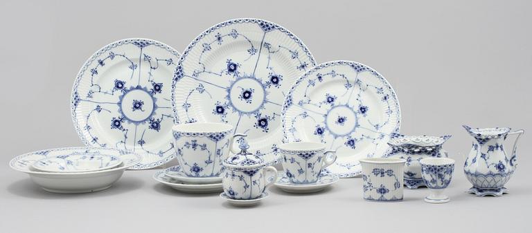 SERVISDELAR, 140 delar, "Musselmalet", porslin, Royal Copenhagen, 1900-talets andra hälft.