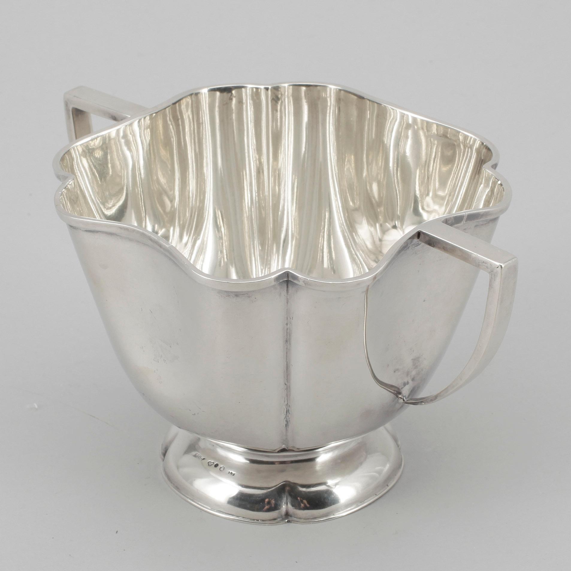 SOCKERSKÅL samt SOCKERSTRÖARE, silver, GAB, Stockholm 1913 samt 1914. Totalvikt ca 251g.