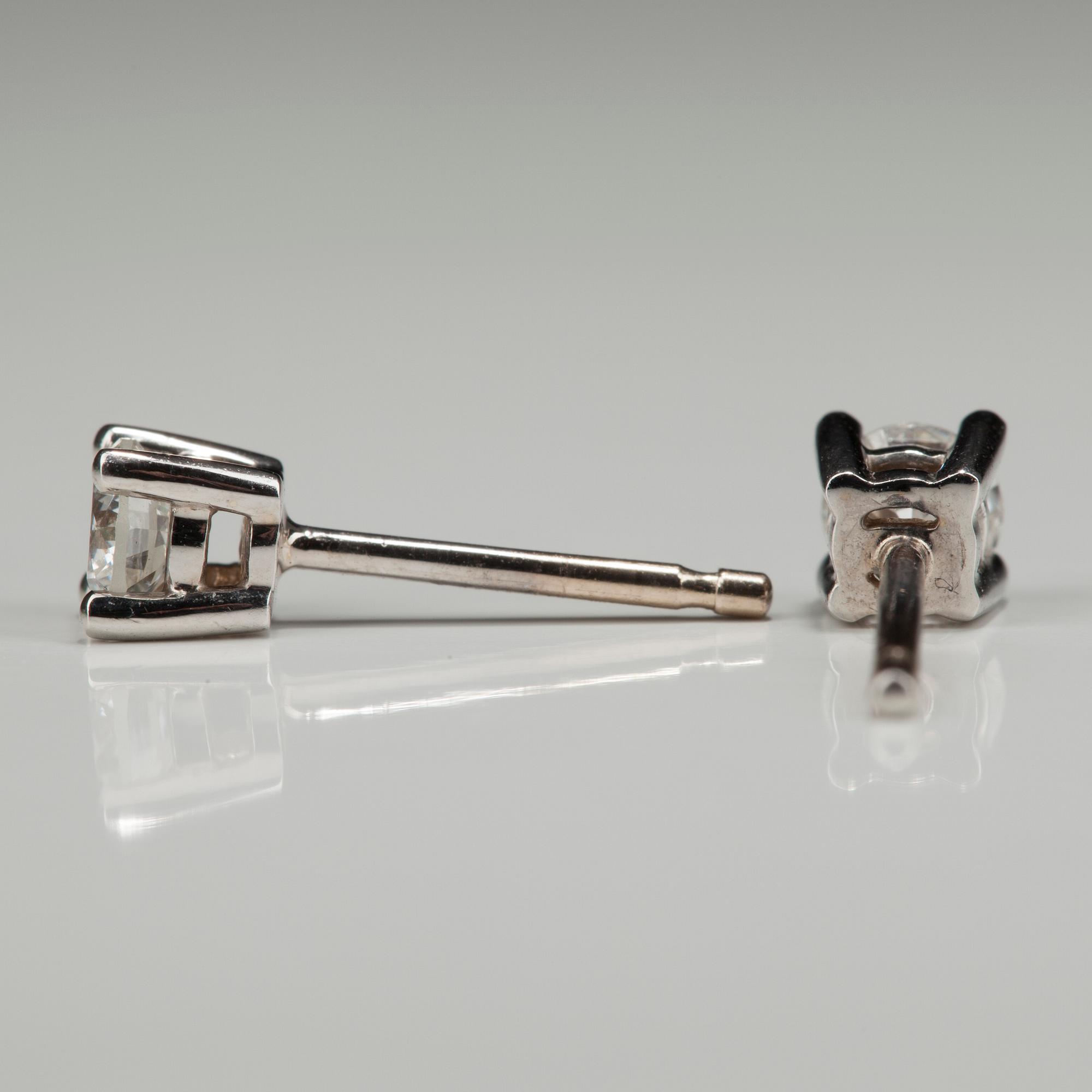 ÖRHÄNGEN, vitguld 18K, briljantslipade diamanter, tot. 0,42 ct. Vikt 1,6 g.