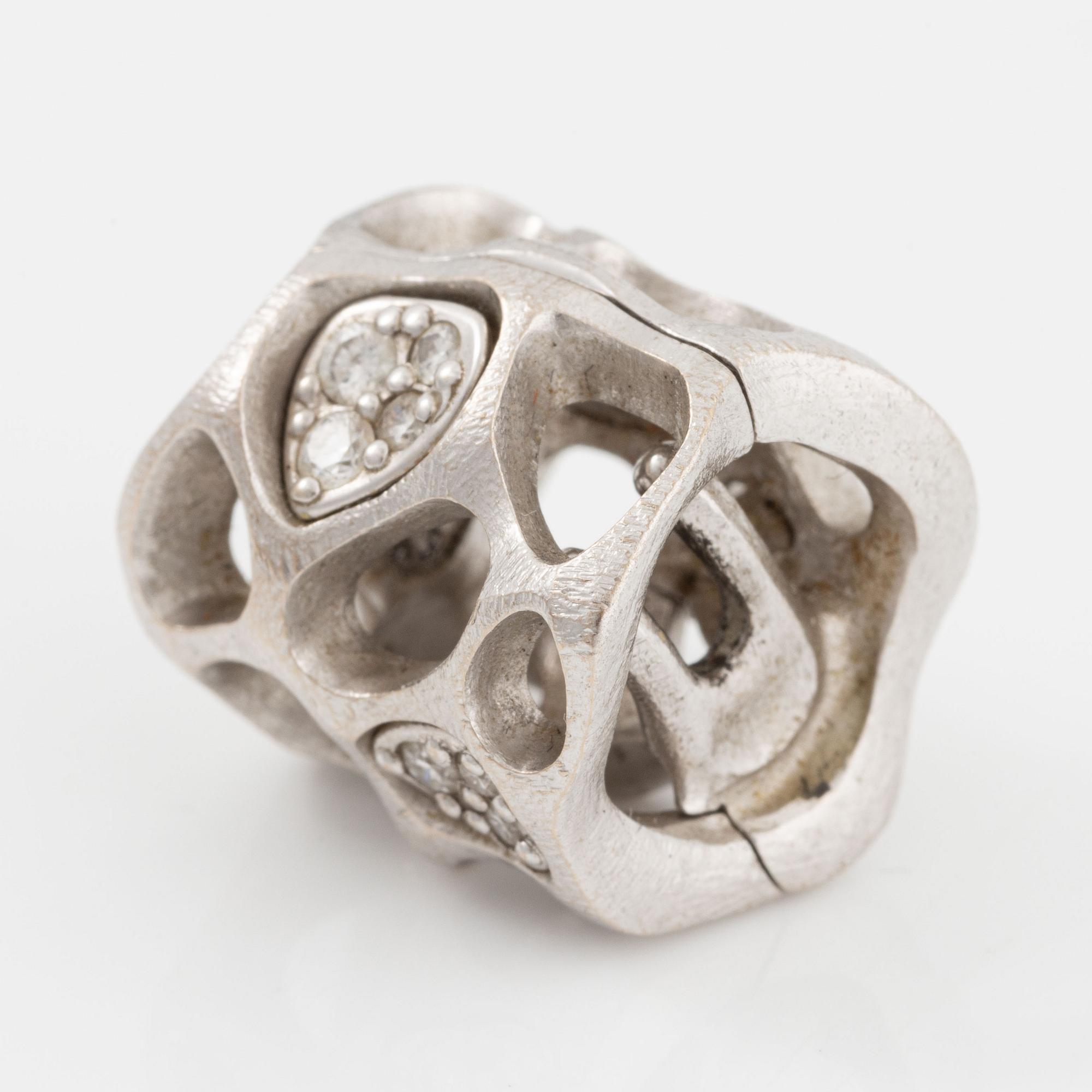 Ole Lynggaard, clasp, "morning dew", 18K white gold with brilliant-cut diamonds.
