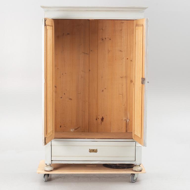 A cabinet, from around the year 1900.