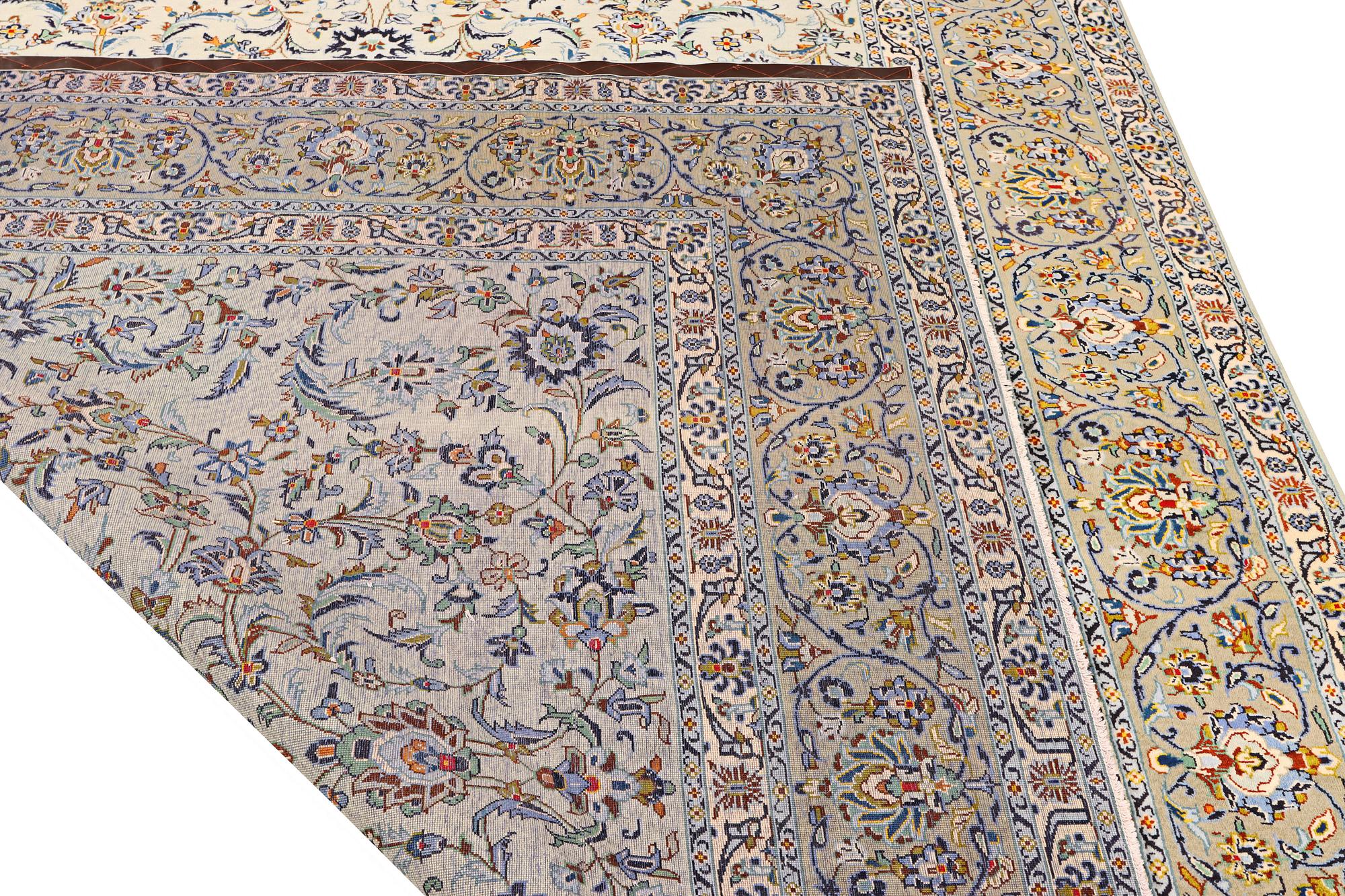 A Kashan carpet a. 380 x 260 cm.